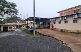 El padre de un joven herido con un machete acusó al hospital distrital de no brindarle atención adecuada. Asegura que debió trasladarse por cuenta propia al Hospital Regional de San Juan Bautista, donde fue finalmente asistido de urgencia.