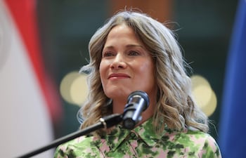 La embajadora de Paraguay ante el gobierno de los Estados Unidos, Estefanía Laterza de los Ríos, habla durante la ceremonia de juramento de su cargo, este viernes en Asunción.