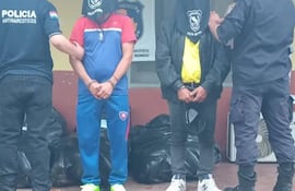 Dos hombres con antecedentes fueron detenidos frente a la Comisaría 29 de Ybypohýi, Ñeembucú, cuando transportaban en su vehículo 177,13 kilos de marihuana picada.