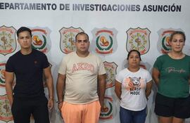 Fátima Agüero (d), ex representante legal de la senadora colorada cartista Zenaida Delgado; junto a los demás detenidos por el caso IPS.
