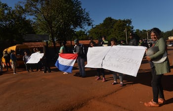 Los padres de los niños del preescolar se manifestaron esta mañana para exigir la reparación del aula.