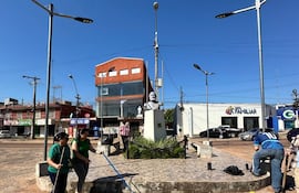 Con limpieza e izamiento de la bandera en el Monumento al Mariscal Francisco Solano López, rinden homenaje al héroe de la patria.