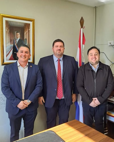 Hans Kemper sonríe a la izquierda, Patrick Kemper en el centro con corbata roja, y Hugui Farías a la derecha, todos cartistas en un encuentro previo a las elecciones internas del pasado 7 de junio.