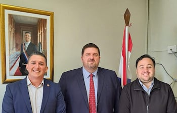 Hans Kemper sonríe a la izquierda, Patrick Kemper en el centro con corbata roja, y Hugui Farías a la derecha, todos cartistas en un encuentro previo a las elecciones internas del pasado 7 de junio.