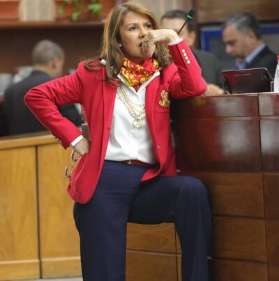 Senadora Celeste Amarilla vende sus “outfits Congreso”.
