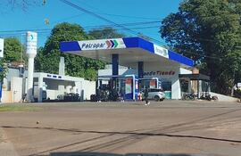 La estación de servicio de Petropar es investigada por presuntas fugas de combustible que habrían contaminado un pozo de agua cercano.