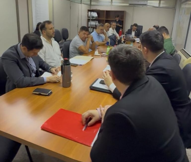 Sesión de la Comisión de Hacienda de la Junta Municipal en la que, la mayoría oficialista, dictaminó a favor del préstamo de US$ 28 millones solicitado por el intendente, Luis Bello (ANR-HC).