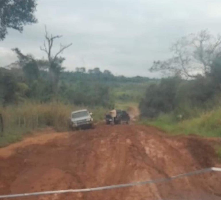 Los colonos del área reclaman al MOPC mejoras en el camino de tierra afectado por barro y la falta de mantenimiento.