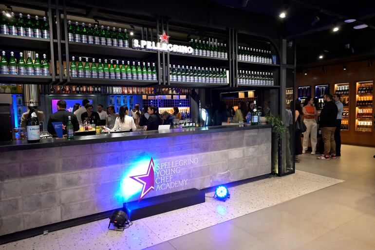 El nuevo espacio de DG Market donde San Pellegrino se destaca en la barra.