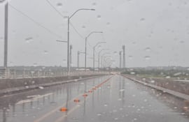 Lluvias en Encarnación tras ingreso de un núcleo de tormentas desde la madrugada marca un descenso importante de la temperatura en el sur del país.
