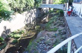 Vista del arroyo Las Mercedes, donde la obra de desagüe pluvial de la cuenca de General Santos y San Antonio pretende descargar el agua. Por una serie de inconvenientes en el sitio, la firma adjudicada analiza modificaciones al proyecto original y a los costos.