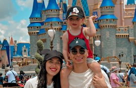 Alexia Notto y Miguel Almirón con su hijo Francesco, en Disney.