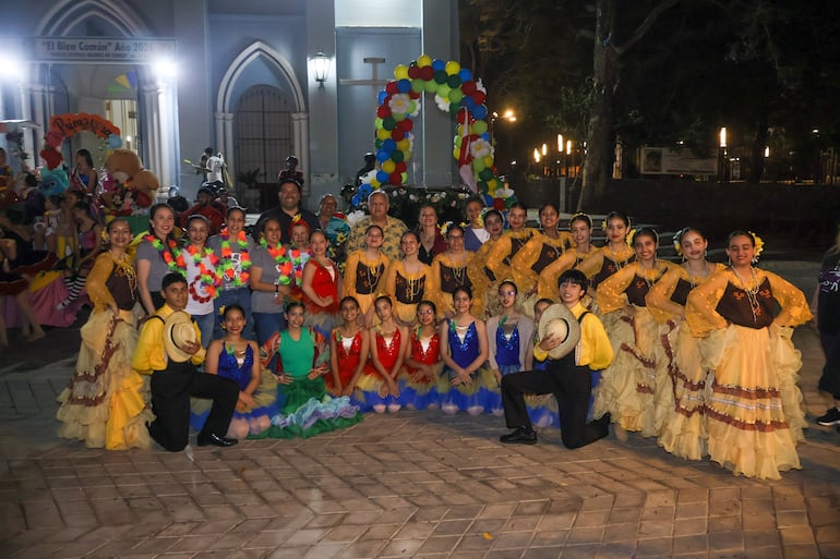 Los participantes lucieron atuendos coloridos alusivos a la primavera.