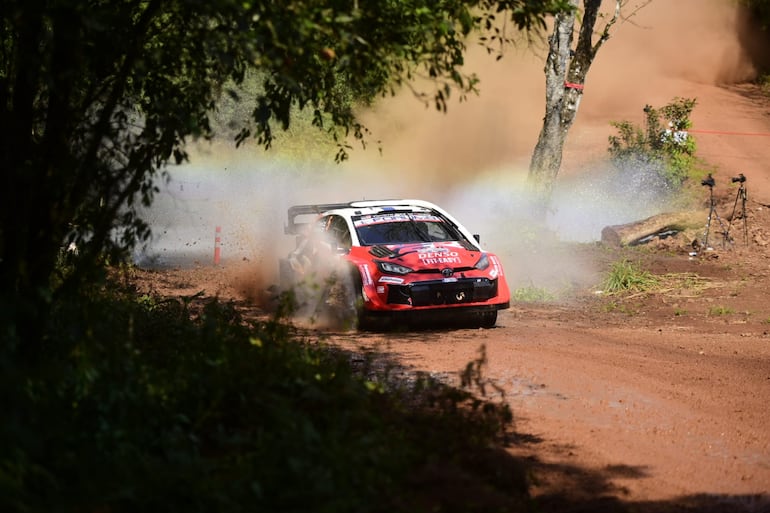 El Toyota GR Yaris Rally1 del piloto finlandés Sami Pajari en la Etapa 2 del Rally del Paraguay, la undécima fecha del Mundial de Rally 2026 en los tramos del Departamento de Itapúa, Paraguay.