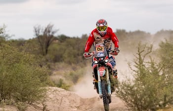 Gido Krahn, a bordo de su Kove #02, en una de las duras etapas.