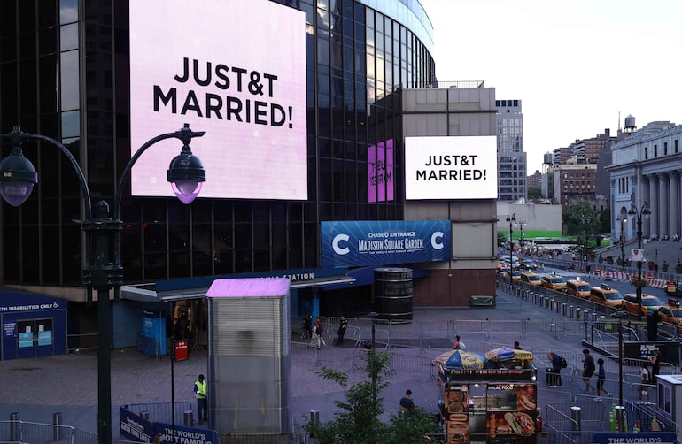 Una pantalla gigante muestra el mensaje "¡RECIÉN CASADO!" (T&T para Taylor y Travis) en las afueras del Madison Square Garden, el lugar indicado para las celebraciones de la boda de la cantante pop Taylor Swift y el atleta profesional Travis Kelce, en la ciudad de Nueva York.
