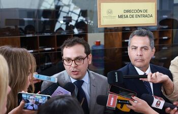 Carlos César Trapani (c) y Enrique Kronawetter, los abogados el expresidente Mario Abdo Benítez. (EFE).