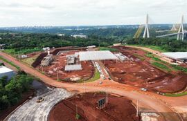 Vista de las obras complementarias del Puente de la Integración en la zona de Presidente Franco.