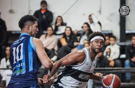 Juniors Peralta del San José intenta detener al goleador Kings, Charles Hinkle.