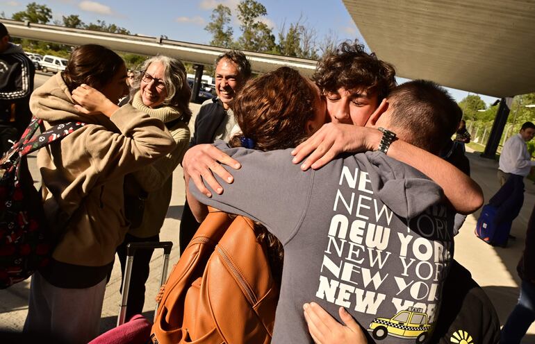 Argentinos evacuados de Israel se encuentran con sus familiares hoy, al llegar al aeropuerto internacional de Ezeiza (Argentina). 
