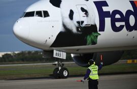 El avión que trasladó a la pareja de panda desde China llega a Estados Unidos.