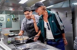La chef francesa Dominique Crenn (derecha) prueba un plato junto a un miembro de su equipo en una cocina del resort Xcaret, en Playa del Carmen, estado de Quintana Roo, México, el 20 de septiembre de 2026, en una entrevista con AFP al margen del festival Apapaxoa, celebrado en el resort Xcaret, en la Riviera Maya mexicana.