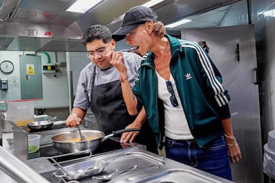 La chef francesa Dominique Crenn (derecha) prueba un plato junto a un miembro de su equipo en una cocina del resort Xcaret, en Playa del Carmen, estado de Quintana Roo, México, el 20 de septiembre de 2026, en una entrevista con AFP al margen del festival Apapaxoa, celebrado en el resort Xcaret, en la Riviera Maya mexicana.