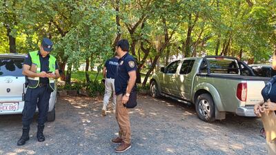 A la derecha, aparece la camioneta utilizada para el asalto, que fue abandonada en la ciudad de Luque.