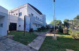 Representantes de sindicatos docentes entregan nota de reclamo al director del IPS por falta de medicamentos, especialistas y deficiencias en el servicio de salud en San Juan Bautista, Misiones.