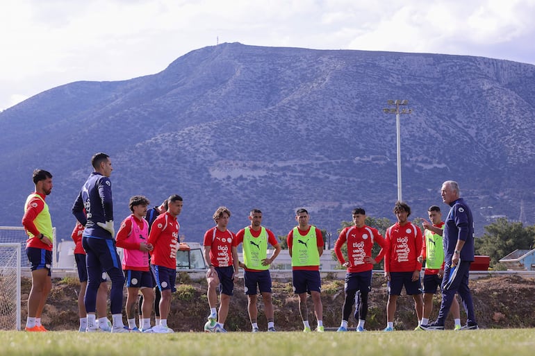 Entrenamiento albirrojo en Atenas previo al duelo contra Marruecos