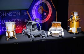 Maquetas a escala de vehículos de exploración lunar, incluidos (de izq. a der.) el módulo de aterrizaje lunar Blue Origin Mark 1, el rover lunar tripulado de Astrolab, el rover Pegasus de Lunar Outpost y el Firefly Elytra Dark, se exhiben durante una conferencia de prensa sobre sus planes para establecer una presencia permanente en la superficie lunar en la sede de la NASA en Washington, DC, el 26 de mayo de 2026.