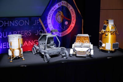 Maquetas a escala de vehículos de exploración lunar, incluidos (de izq. a der.) el módulo de aterrizaje lunar Blue Origin Mark 1, el rover lunar tripulado de Astrolab, el rover Pegasus de Lunar Outpost y el Firefly Elytra Dark, se exhiben durante una conferencia de prensa sobre sus planes para establecer una presencia permanente en la superficie lunar en la sede de la NASA en Washington, DC, el 26 de mayo de 2026.