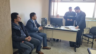Dionisio Manuel Cáceres Cabrera, esposada y sentado (i), junto con su abogado defensor David González, ante el juez Rodrigo Estigarribia, durante al audiencia de imposición de medidas.