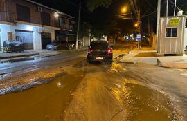 Avenida Leopardi, convertida en un campo minado de baches