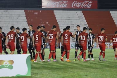 Los jugadores del Deportivo Santaní y Fernando de la Mora se saludan previo al duelo correspondiente a la decimoquinta ronda del torneo de la División Intermedia. (Foto: APF)
