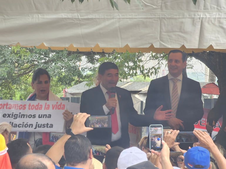 Carlos Núñez y Alfonso Noria, legisladores que apoyaron a las movilizaciones de la fecha, en contra del proyecto de Reforma de la Caja Fiscal.