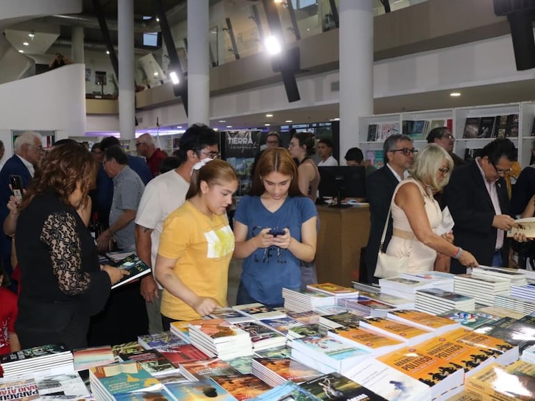 El público puede encontrar una gran variedad de materiales en esta edición de la Feria Chacú-Guarani.