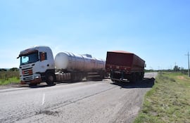Transportistas se ven obligados a realizar peligrosas maniobras en la circunvalación de la ruta PY01 en Paraguarí.