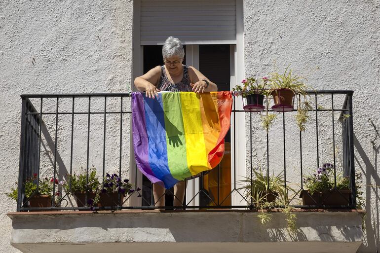 Varias banderas arcoíris han aparecido en balcones de Náquera (Valencia, España), puestas por los vecinos.