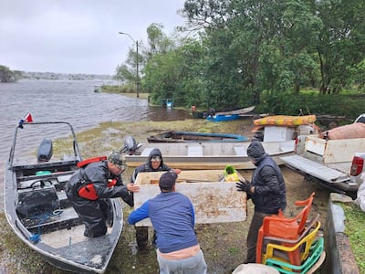 Intensifica los trabajos de evacuación de familias afectadas por la creciente del río Paraná en Yabebyry.
