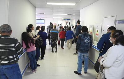 Fila de asegurados en el IPS, que esperan atención médica o retirar fármacos de la farmacia.
