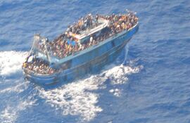 Un barco transporta migrantes en el mar Mediterráneo, cerca de la costa de Grecia.