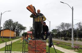 Escultura en homenaje póstumo al músico Tito Acuña en su natal "Caballero pueblo".