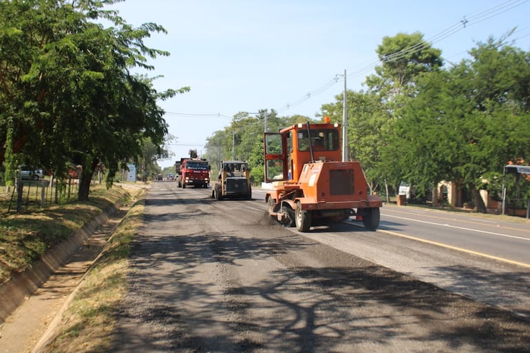 Tractores y maquinarias de gran porte ocupan gran parte de la media calzada en la ruta Luque–San Bernardino.
