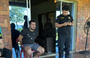 El concejal colorado de Natalicio Talavera, Bruno Joel Jorgge Arriola, esposado en su casa tras su detención por narcotráfico.