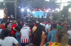 El evento artístico se realizó en un sector de la playa del arroyo Tapiracuai en Santaní