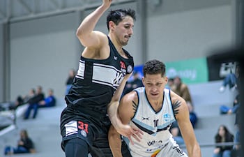 Alejandro y Juniors Peralta, de los Kings y San José, en el partido del viernes por el Clausura de la Liga, con triunfo "santo".
