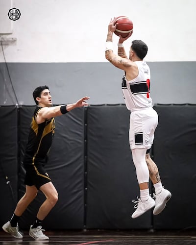 Vincenzo Ochipinti, la figura del partido, se prepara a encestar para los Kings, que barrieron la serie contra los Gold, y ya respiran como finalistas.