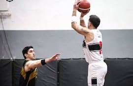 Vincenzo Ochipinti, la figura del partido, se prepara a encestar para los Kings, que barrieron la serie contra los Gold, y ya respiran como finalistas.