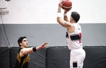 Vincenzo Ochipinti, la figura del partido, se prepara a encestar para los Kings, que barrieron la serie contra los Gold, y ya respiran como finalistas.